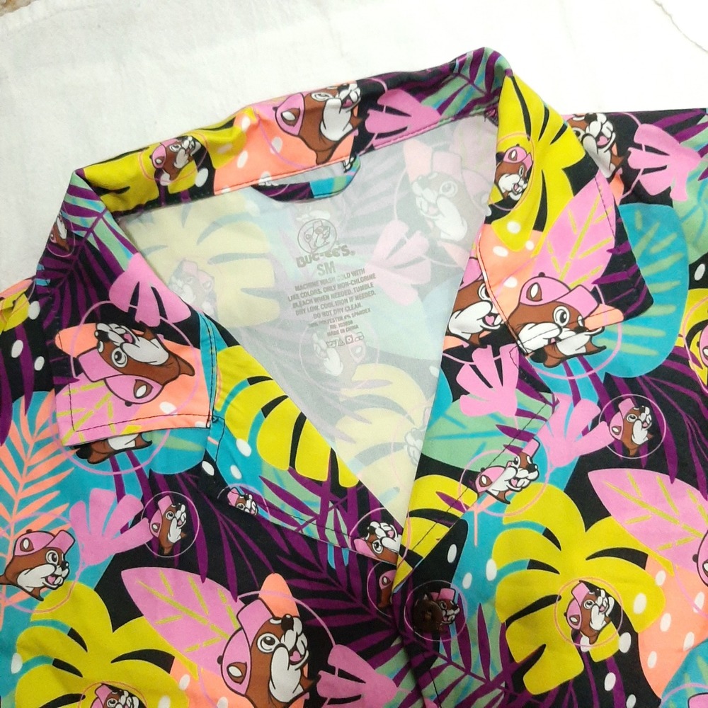 Buc-ee's Mens Short Sleeve Button Down Tropical Beaver Print‎ Shirt Small SM